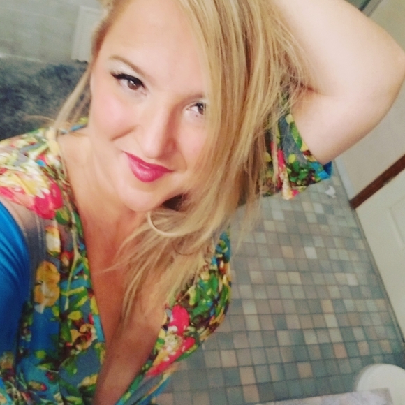 Meet your Posher, Lorie - Picture 2 of 2